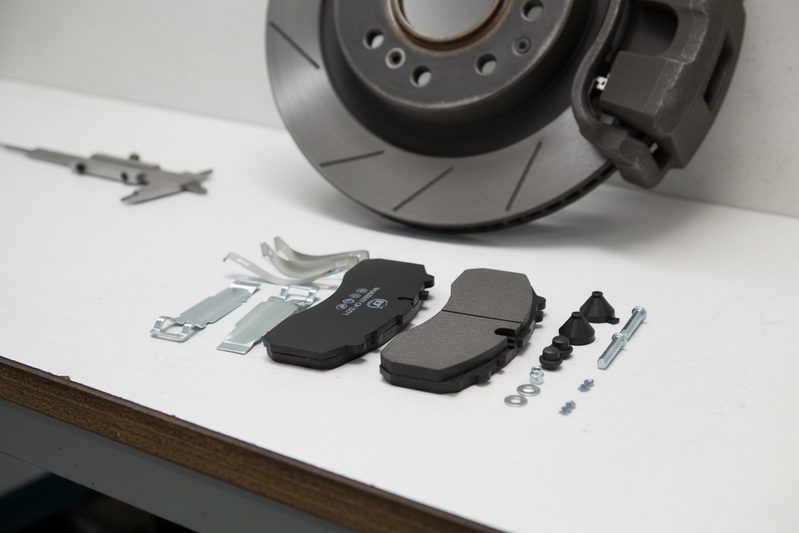 Inspecting mechanical wear indicator clip on BAIYUN brake pad