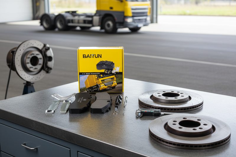 Glazed rotor and proper brake pad transfer film comparison during bedding procedure