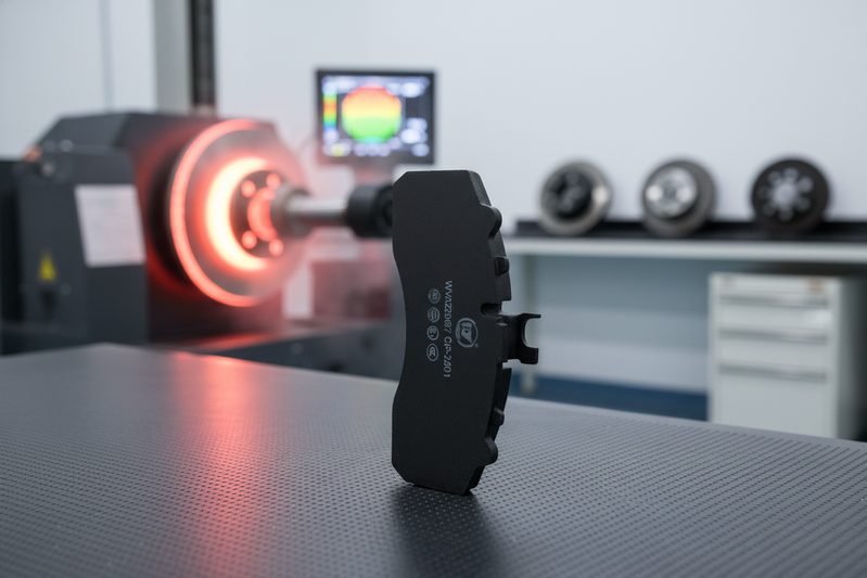 CP2201 semi-metallic brake pad undergoing SAE J2522 fade testing at 628°C peak disc temperature in BAIYUN Brake laboratory