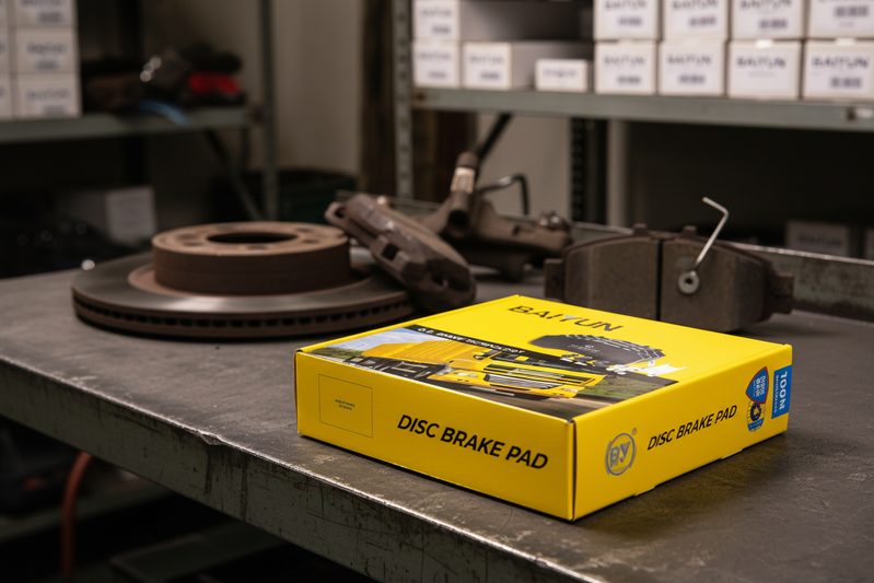 mechanical brake pad wear indicator with corrosion-resistant coating