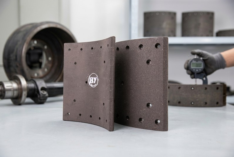 Commercial trailer brake lining supplier China - close-up of cg2231 friction material texture and thickness measurement