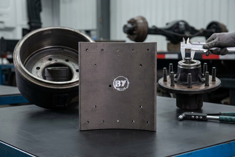 WVA 19032 truck brake lining dimensions 420x180x17/18 mm with 10 rivet holes for BPW trailer axle