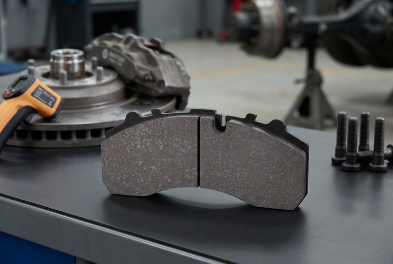 Commercial vehicle brake pad material comparison for reducing brake fade in heavy trucks
