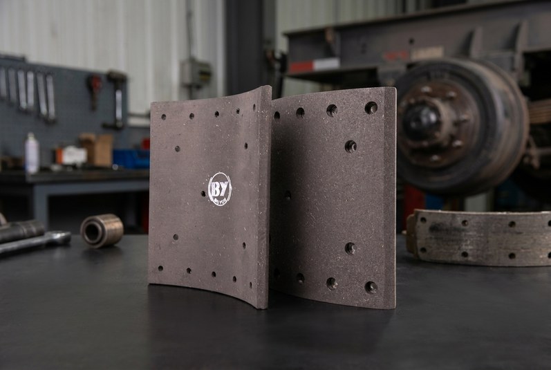 S-cam brake lining wear pattern inspection for commercial vehicles