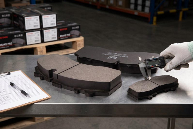 Brake pad thickness verification for commercial vehicle brake fade resistance