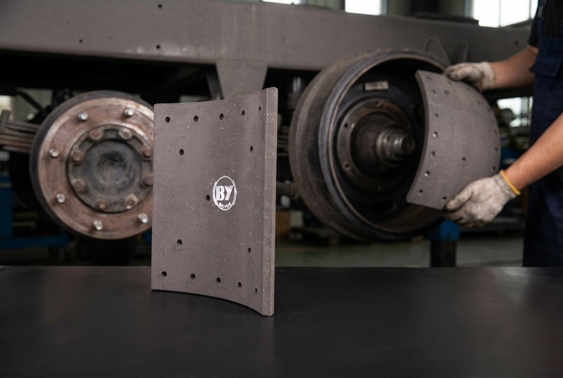 Trailer brake shoe supplier quality inspection at commercial vehicle brake assembly