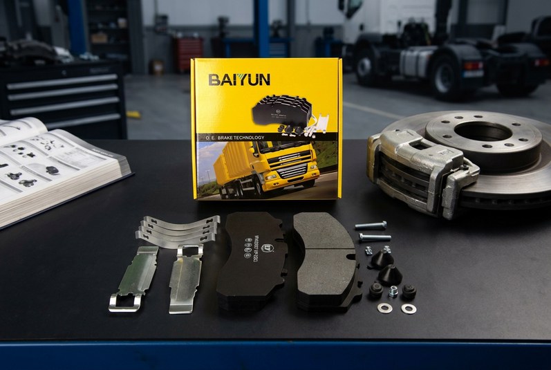 Disc brake pads for heavy commercial trucks with wear indicator clip