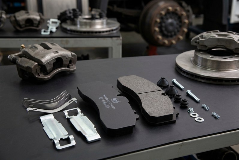 Ceramic vs OEM semi-metallic commercial vehicle brake pad friction material comparison