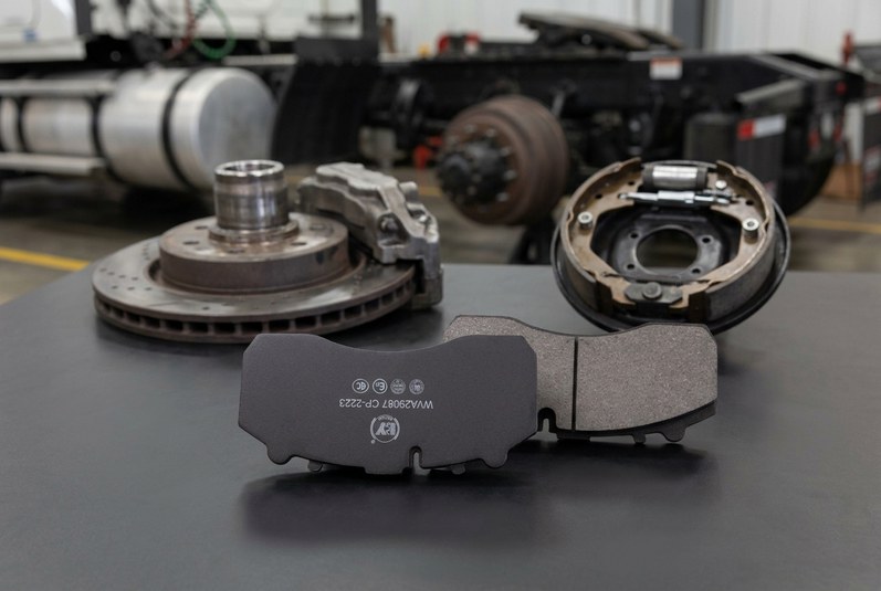 S-cam and air disc brake friction product comparison for commercial vehicles