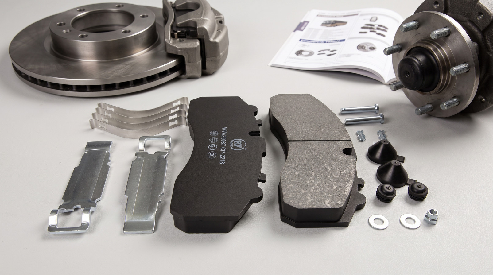 Yutong bus brake pads factory China - heavy duty disc brake pads on white background