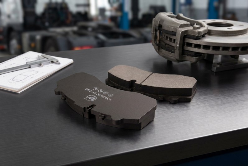 Yutong bus commercial vehicle disc brake pad dimensional verification with caliper and axle tag photo