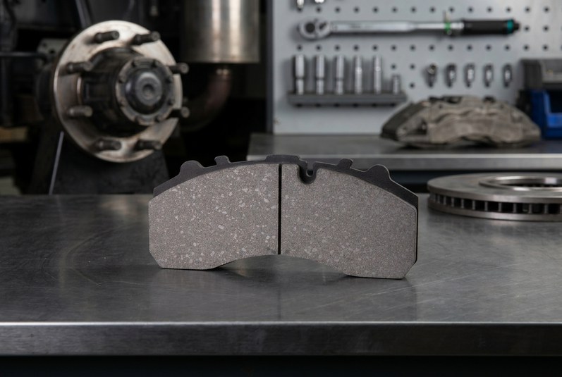Commercial vehicle brake pad cost breakdown showing heavy-duty caliper, ventilated rotor, and BAIYUN brake pad with wear indicator